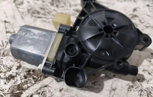 Audi A4 S4 B9 Front door window regulator motor 8W0959812