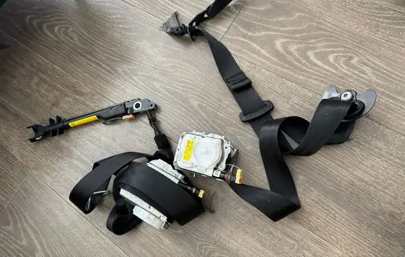 Ford Capri EV Front seatbelt R2KBR61295 R2KBR61294