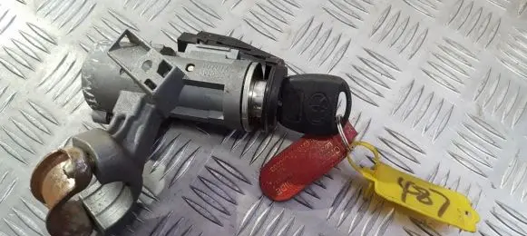 Toyota Corolla E120 E130 Ignition lock 45020024 45020-02-4