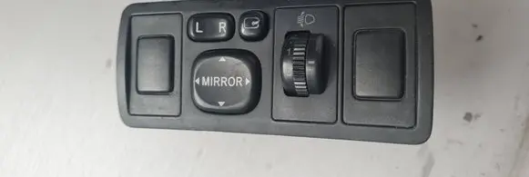 Toyota Avensis T250 Wing mirror switch 183575