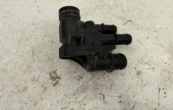 Ford Fusion II Thermostat housing DS7G9K478DA DS7Z8592F