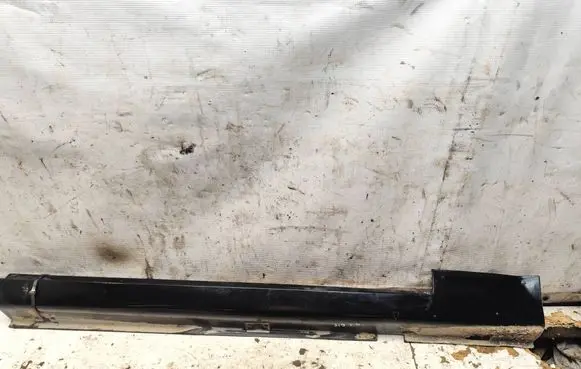 Cadillac CTS Side skirt front trim 