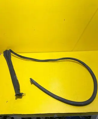 Ford Focus Rubber seal front door window/glass 8H0831708A