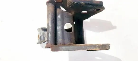 Nissan Primera Engine mounting bracket