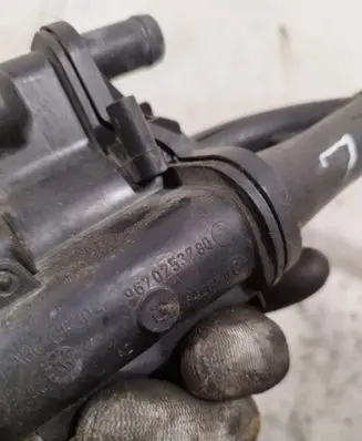 Ford Focus Thermostat housing 96Z0253780