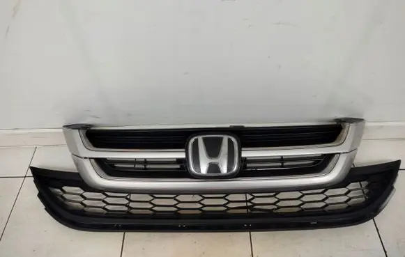Honda CR-V Front bumper upper radiator grill 