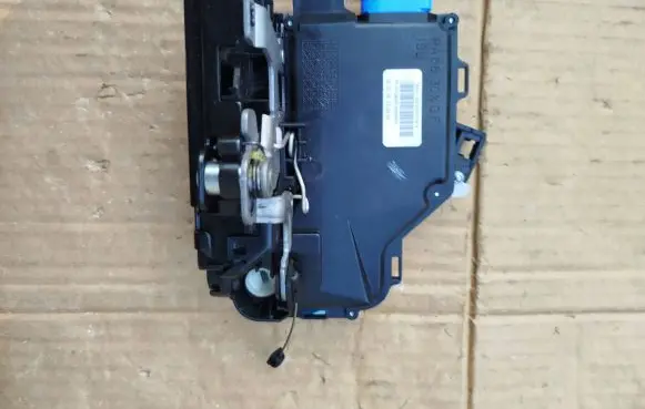 Volkswagen Caddy Front door lock 3D1837015AS
