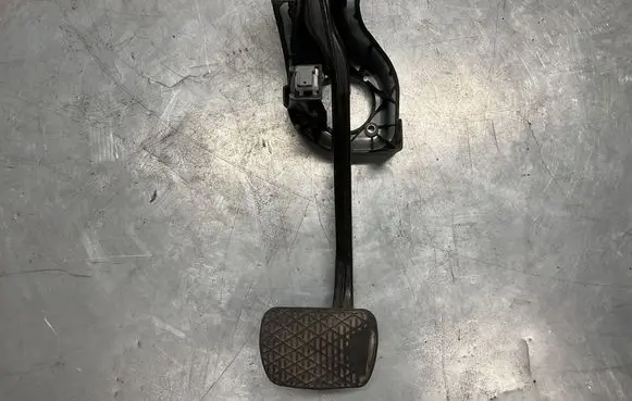 Mercedes-Benz E W212 Brake pedal A2042902201 1015115892 PP204290039