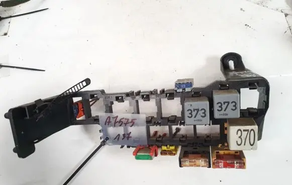 Volkswagen PASSAT B5.5 Fuse box set 8d1937545