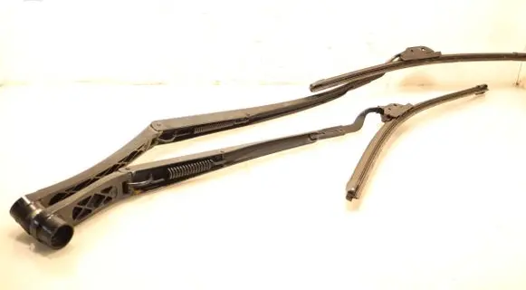 Hyundai i30 Front wiper blade arm