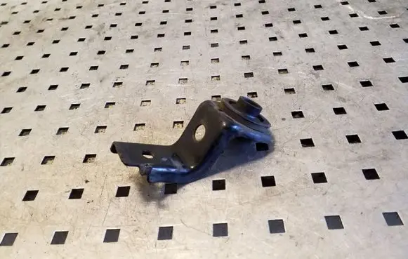 Toyota RAV 4 (XA30) Radiator mount bracket