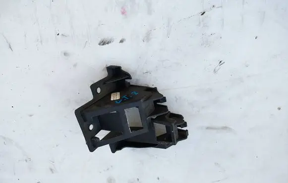 Rear bumper mounting bracket