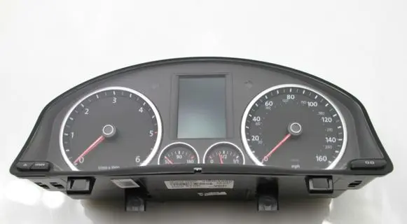 Volkswagen Tiguan Speedometer (instrument cluster) 5N0920970D