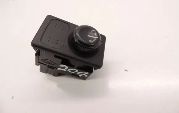 Nissan Almera N16 Wing mirror switch D207
