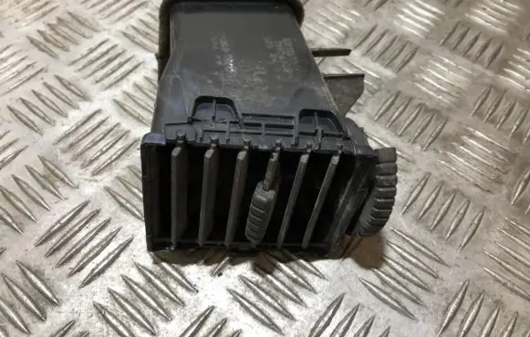 Nissan X-Trail T30 Dash center air vent grill 68750eq000 e647-5161