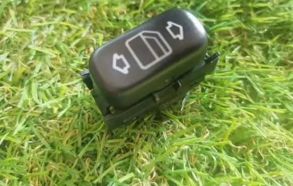 Mercedes-Benz C W202 Electric window control switch 2028208710 03100503