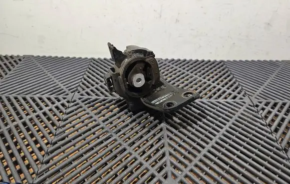 Toyota Auris E180 Engine mount bracket