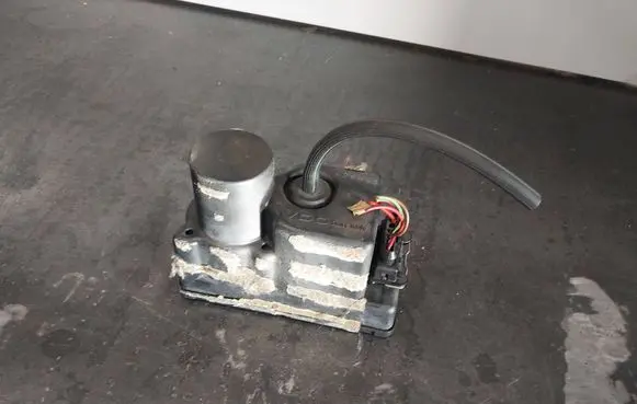 Audi A6 S6 C4 4A Central locking vacuum pump 443862257H