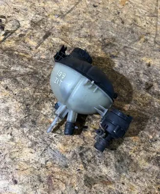 Mercedes-Benz E W212 Coolant expansion tank/reservoir A2045000549