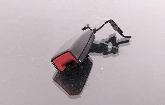 Rear seatbelt buckle