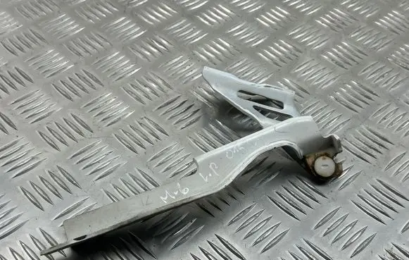 Engine bonnet/hood hinges