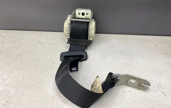 BMW 5 E60 E61 Rear seatbelt 33061260