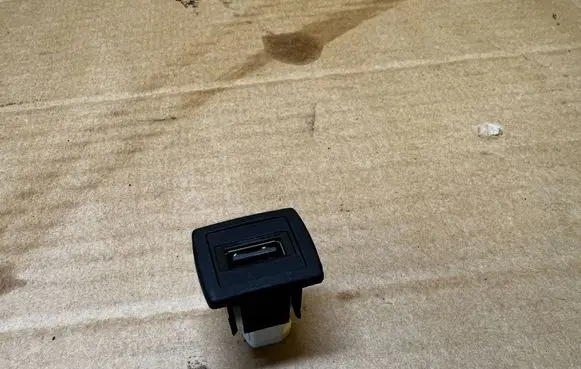 Mercedes-Benz GL X166 USB socket connector A2188200187