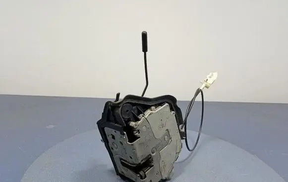 BMW 3 E36 Front door lock 8208711