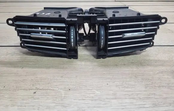 Mercedes-Benz E W212 Dash center air vent grill A2128302554 06825001