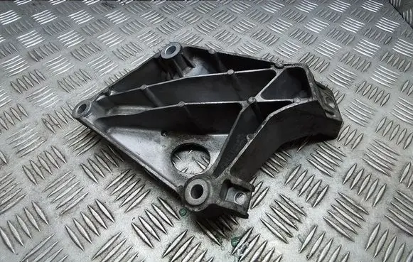 Engine mounting bracket