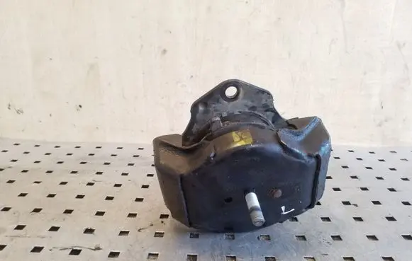 Mitsubishi Pajero Engine mount bracket