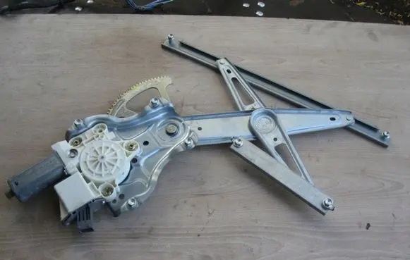 Toyota Avensis T250 Front door window regulator with motor 6981005050
