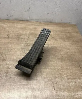Mercedes-Benz C W204 Accelerator throttle pedal A2043000004 180209