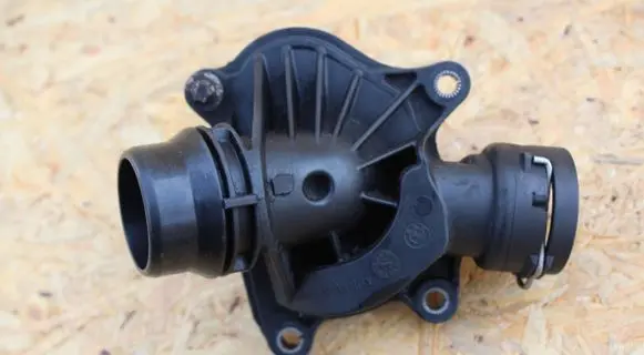 Thermostat/thermostat housing