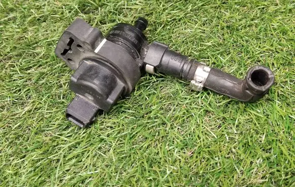 Mercedes-Benz E W212 Turbo solenoid valve A2124702493