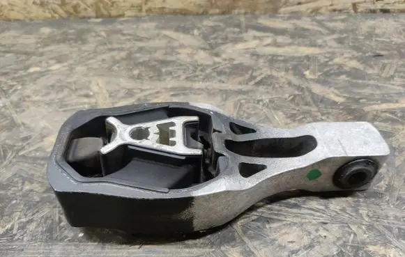Citroen DS7 Crossback Engine mount bracket 9811786680