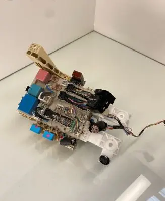 Toyota Yaris Fuse module 8273052321 7J050106