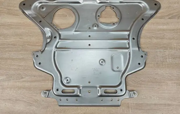 BMW 8 G16 Engine splash shield/under tray 6887546