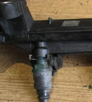 Volkswagen Golf IV Fuel injector 037906031AA