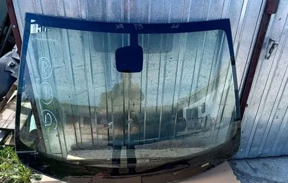 Peugeot 308 Front windscreen/windshield window 