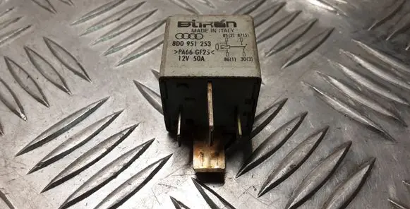 Volkswagen PASSAT B5.5 Other relay 8D0951253