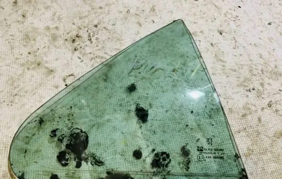 Rear vent window glass