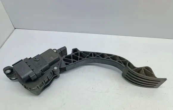 Accelerator throttle pedal