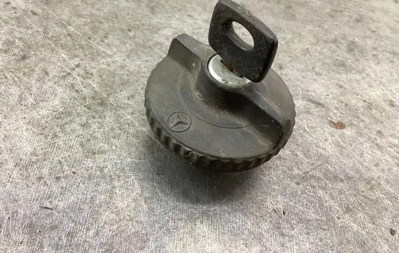 Mercedes-Benz W123 Fuel tank filler cap 