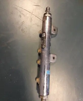 Land Rover Range Rover Sport L494 Fuel distributor 0445216048