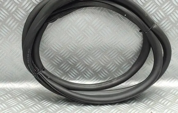 Opel Zafira C Rear door rubber seal (on body) 13260053