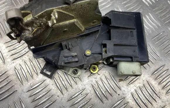 BMW 5 E39 Rear door lock 8166246