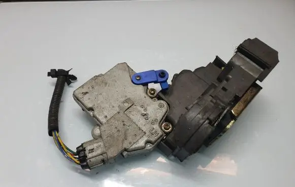 Nissan X-Trail T30 Front door lock NH11A120