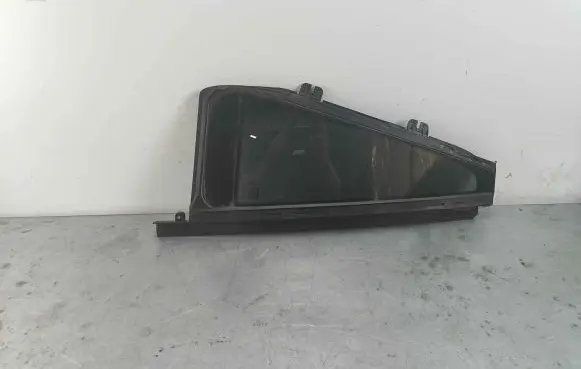 Volvo XC90 Rear vent window glass 32132026 31651874