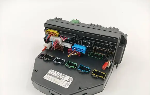 Mercedes-Benz C W204 Fuse module A2049006709